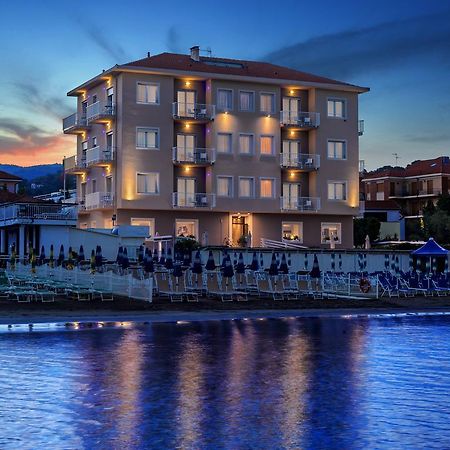 Hotel La Baia Diano Marina Esterno foto