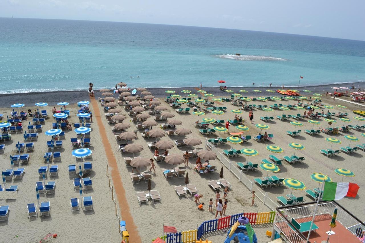 Hotel La Baia Diano Marina Esterno foto